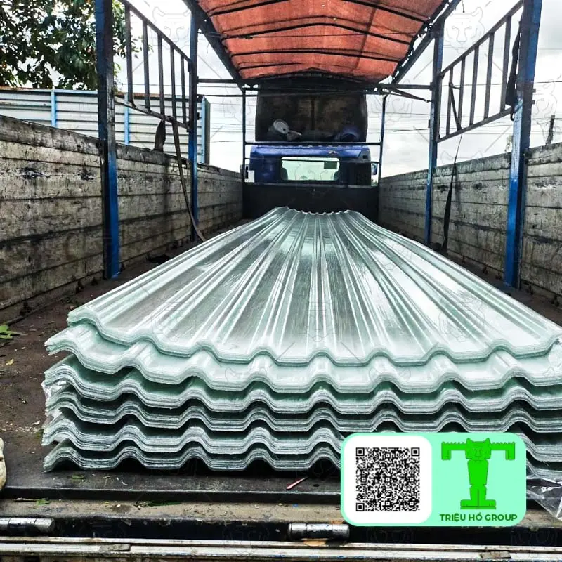 Xe chở tôn composite đi giao hàng