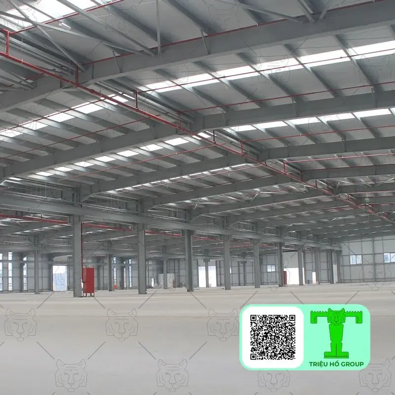 Bên trong nhà xưởng có các dải tôn lấy sáng trên mái