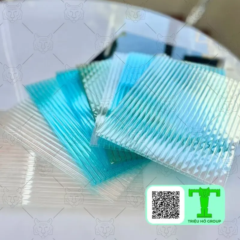 Tấm poly rỗng ruột và đặc ruột đặt cạnh nhau