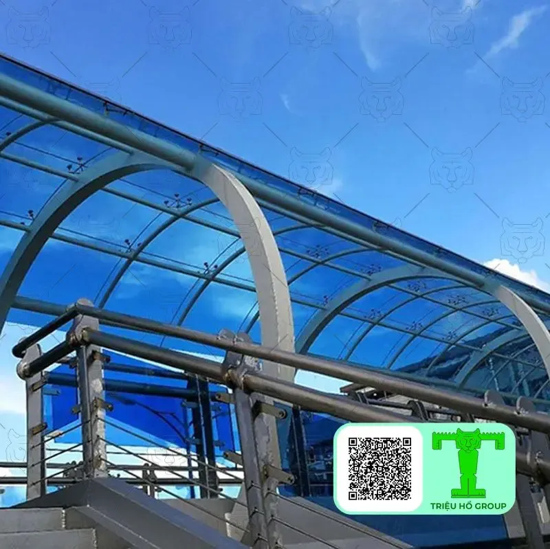 Mái che lối đi lợp tấm nhựa lấy sáng màu xanh