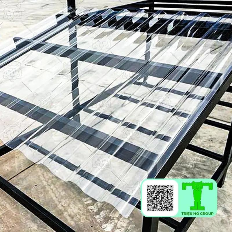Tôn poly sóng trong lợp trên khung sắt