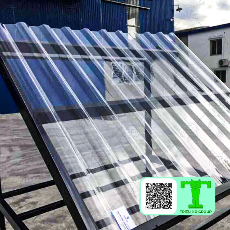 Mái poly sóng trong trên khung sắt