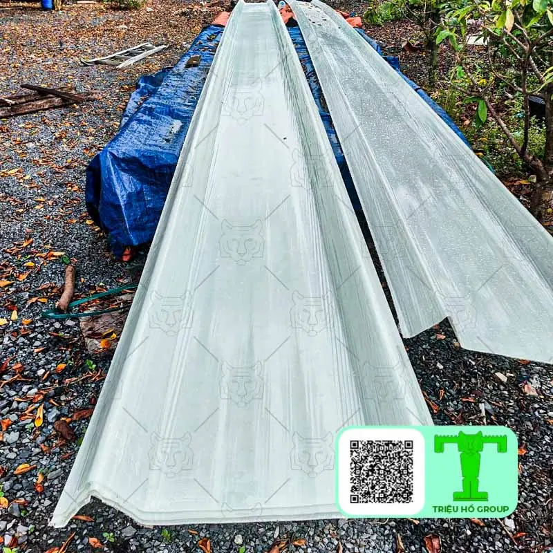 Tôn Cliplock lấy sáng xếp ngoài bãi